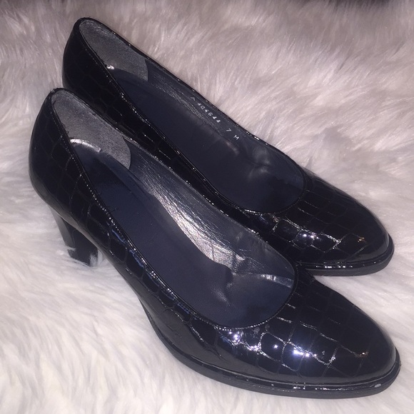 ❤️ Stuart Weitzman black high heel/pump ❤️ - Picture 2 of 8